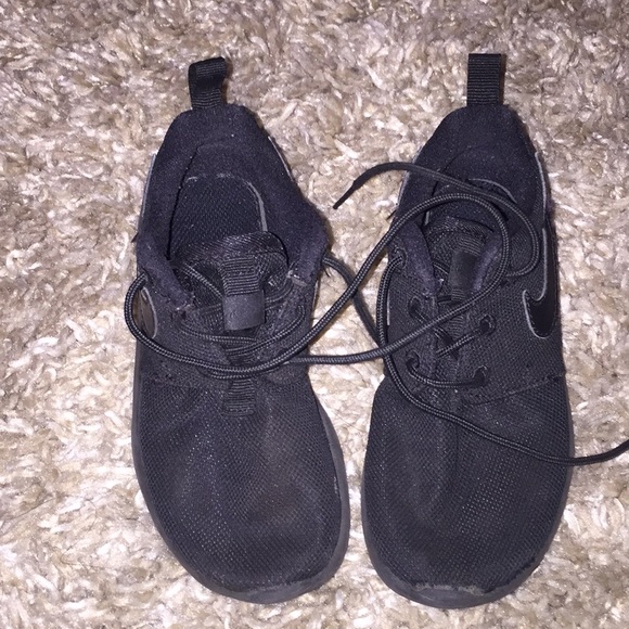 Nike Other - Kids Nike roshes used a few times Nike Other - Kids Nike roshes used a few times